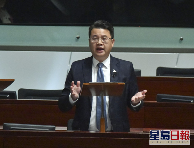 尹兆坚称政府封锁维园足球场是强权打压。 资料图片