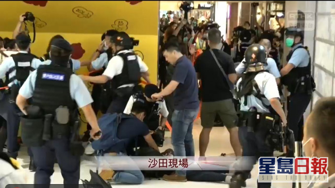 沙田新城市廣場有人被警員制服。港台截圖