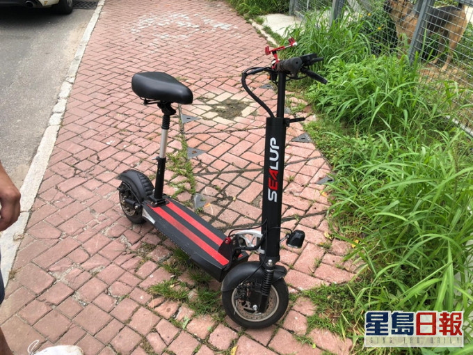 警方扣查一部電動滑板車及一部電動單車。