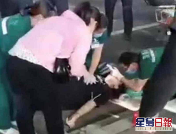 醫護人員立即進行急救可惜女子已當場身亡。網圖