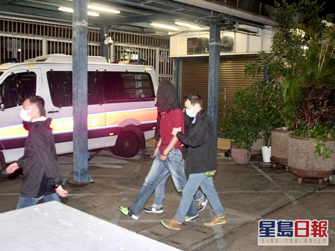 疑兇在警方押誡下,乘船到達西灣河水警基地。