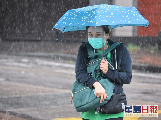 預測今日間中有驟雨。