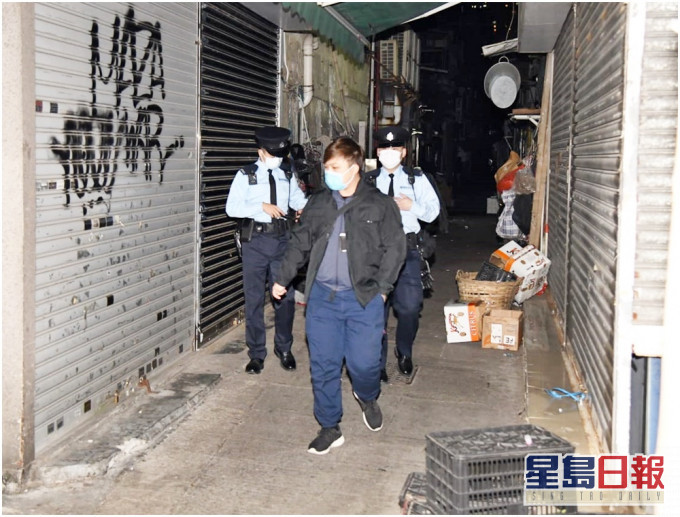 警方在後巷調查。
