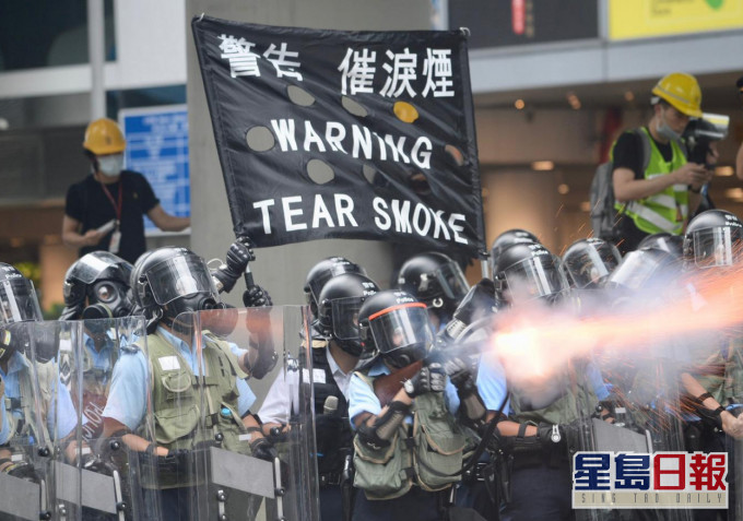 余若海資深大律師陳辭指,警方只是為了驅散示威者才會發射催淚彈。 資料圖片