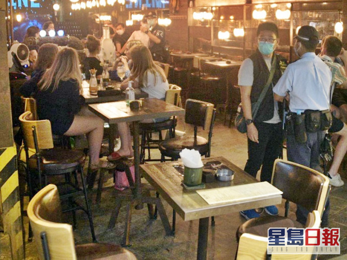 政府放寬防疫措施允許酒吧重開,但限制不得有多於2人同坐一桌。資料圖片