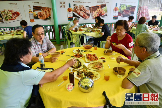 团员到南丫岛进食海鲜餐。