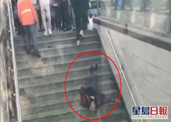 老翁倒下時有抽搐徵狀。網上片段截圖