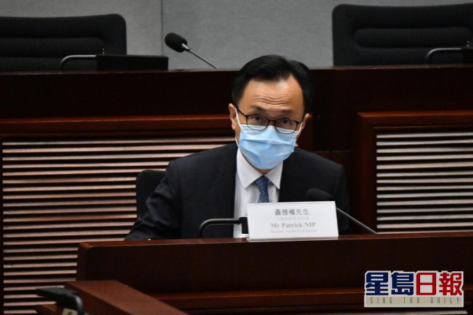 聂德权指公务员表达意见要考虑会否和身分冲突。