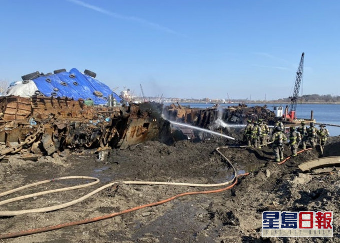 俄罗斯古老潜艇在拆船工地起火,美国消防人员到场很快将火救熄。网图