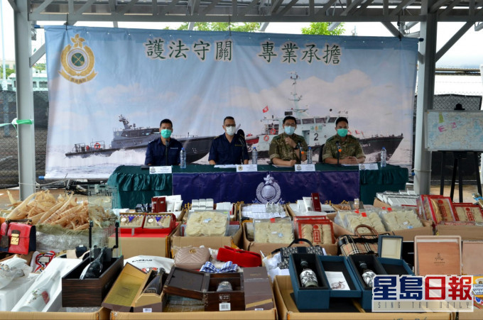 水警及海關講述行動經過。林思明攝