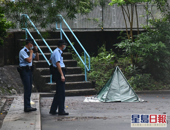 消防在馬大石澗英雄瀑布下游, 尋回失蹤男子, 將屍體停放在水務署停車場空地。
