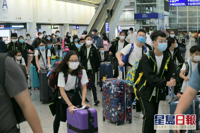 大批旅客、學生海外回港。