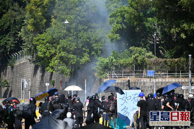 理大外及弥敦道当日发生多次冲突。资料图片