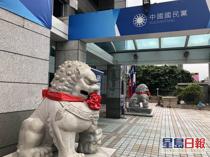 國民黨反問民進黨是否認同青天白日滿地紅旗及青天白日徽。網上圖片