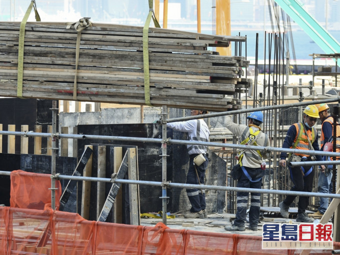 政府會繼續為全港所有建造業工地人員在三月內提供一次免費新冠肺炎自願檢測服務。資料圖片