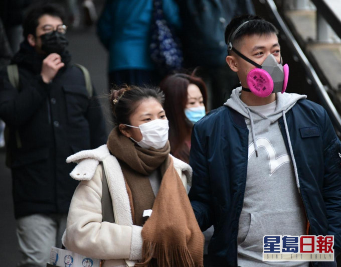 市民现时在外出时亦会戴上口罩。