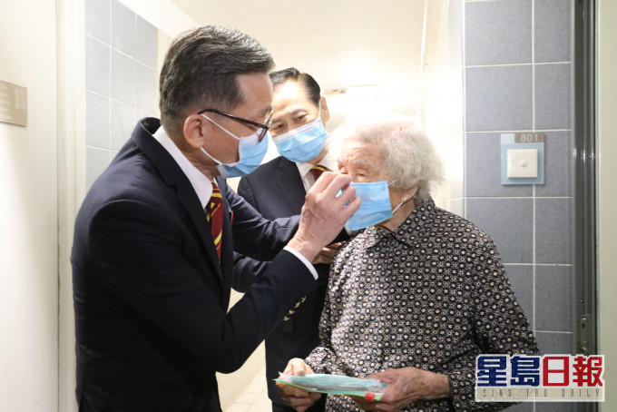 嗇色園主席馬澤華指導長者正確的戴口罩方法。