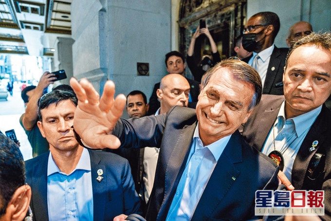 巴西總統博索納羅上月在紐約出席聯大會議，與支持者揮手。