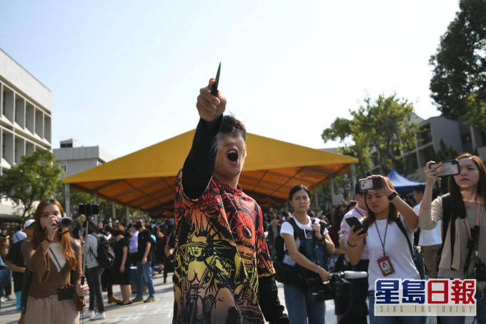 被告當日突舉起利刀。資料圖片