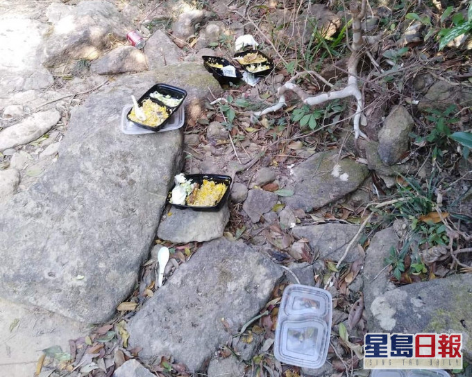數盒未食完的飯盒被人棄置在路旁。香港行山遠足之友FB
