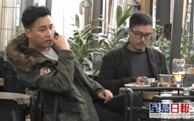 其間友人撳手機,張建聲悶到咬手指。