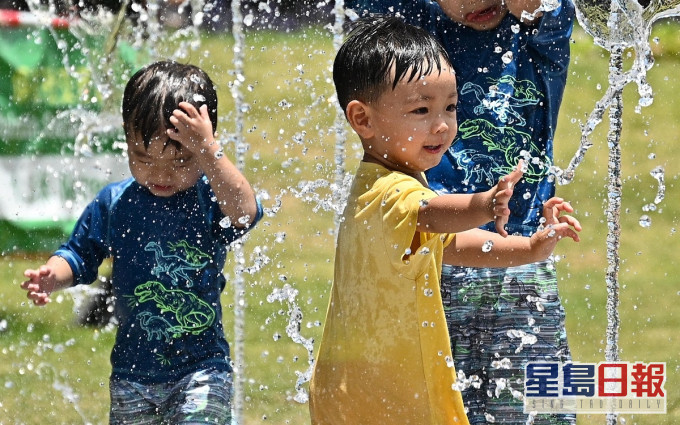 酷熱天氣下市民要提防中暑。資料圖片