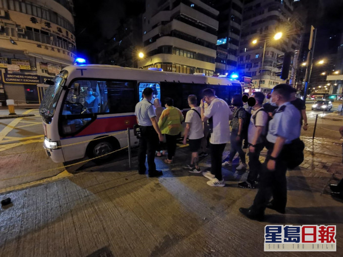 行動中警方將多名男女帶返警署調查。圖:警方提供
