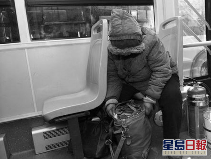 8旬母晚年患乳癌末期,孝順仔痛哭自責未讓母安享晚年。(示意圖,非當事人)