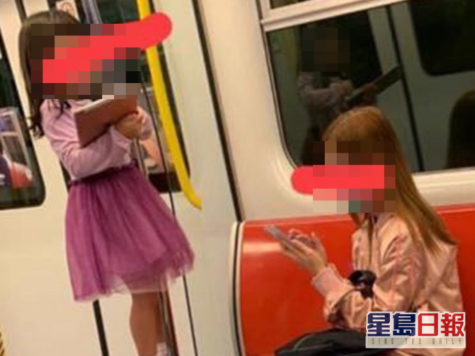 該名媽媽放任囡囡無戴口罩踩凳。網上圖片