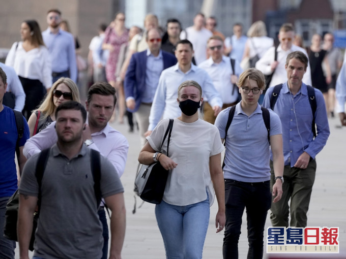 歐洲現時平均每隔8天,便增加100萬宗新的確診個案。AP相片