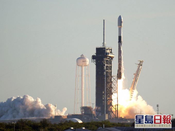 SpaceX搭載143枚衛星火箭成功發射升空。AP圖片