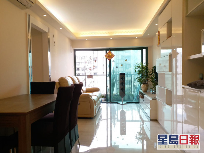 大廳以白色為主調,加上採落地玻璃,份外光猛開揚。