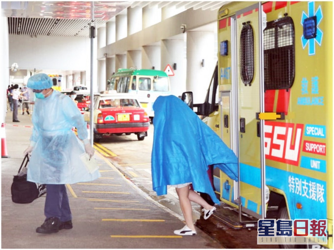 女子（右）今早由救护车送往东区医院。