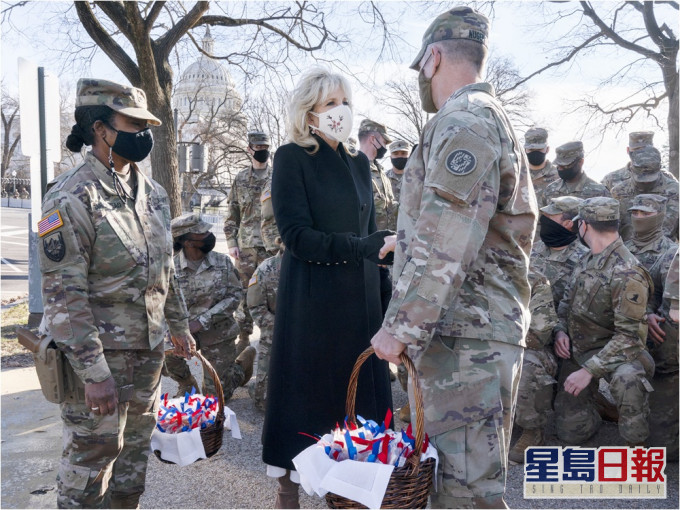 第一夫人吉爾送曲奇餅,向國民警衛軍道謝。AP