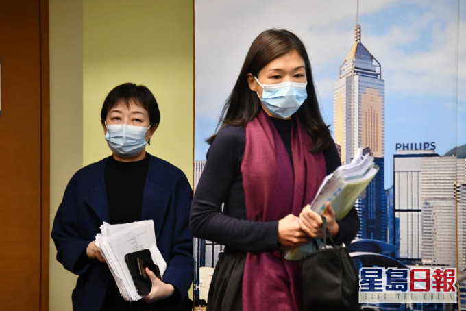 醫院管理局總行政經理(病人安全及風險管理)何婉霞(右)