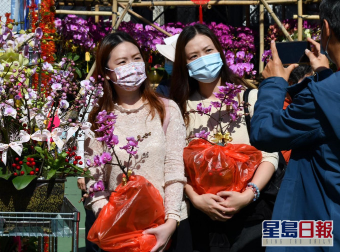 政府一度決定取消舉辦年宵花市。