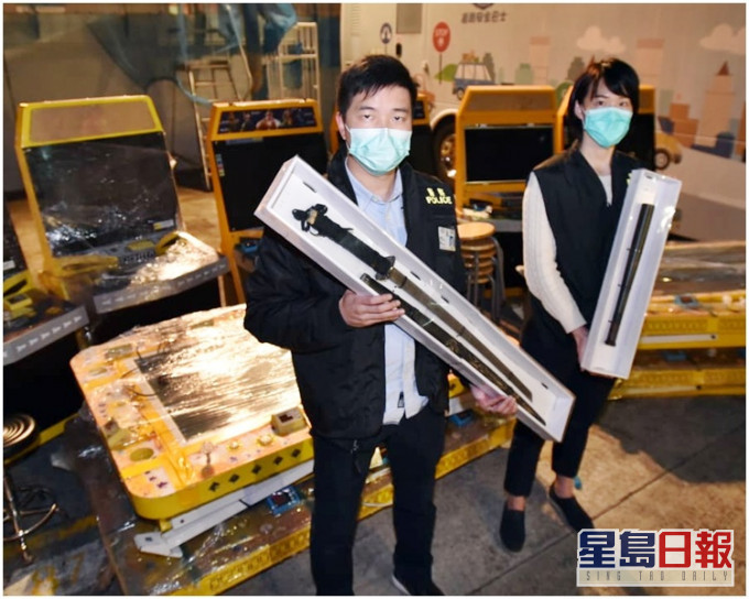 警员在汝州街一单位内检获一把武士刀及一支棍状电筒。