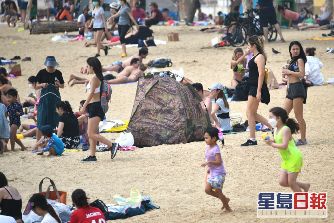 沙灘人潮湧現