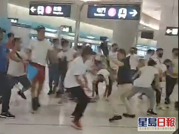 證人指超過40名白衣人手持木棍衝上月台襲擊乘客。資料圖片
