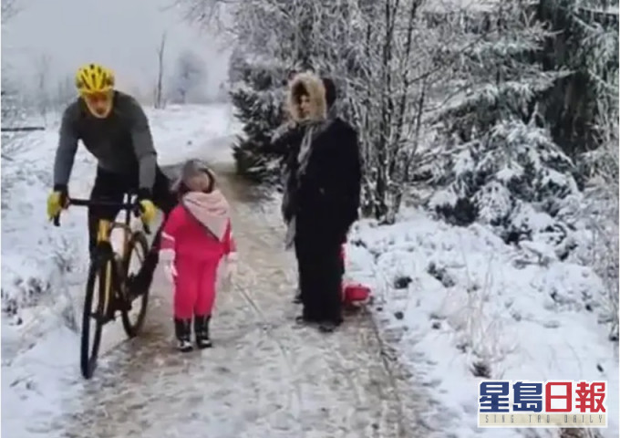 比利時有單車男(右)被指以膝撞跌女童起訴。網上截圖