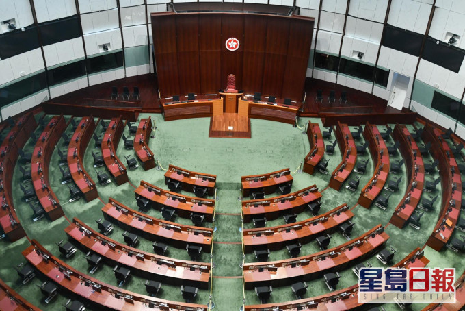 鄧中華指中央堅定推進香港民主政制發展的方向和目標沒有變,並將與香港社會各界一道,努力創造條件,促成雙普選最終實現。