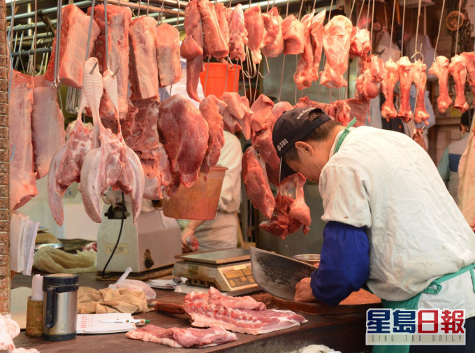 因供不应求导致新鲜猪肉价格飙升近1.5倍，市民要「捱」贵价猪肉。 资料图片