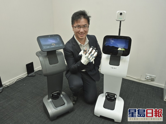 東興自動化副董事長林朗熙近日為智能機械人Temi增添量度體溫功能。