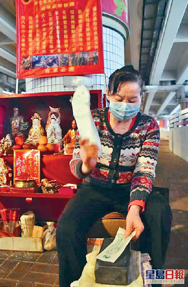 今日惊蛰打小人,港人最想打走嘅系新冠肺炎病毒。
