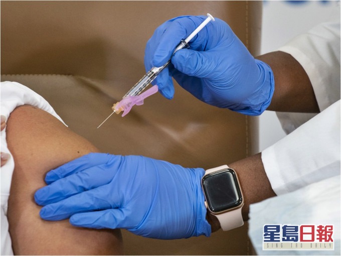 傳美國政府考慮把「莫德納疫苗」部分接種者的劑量減半。AP資料圖片