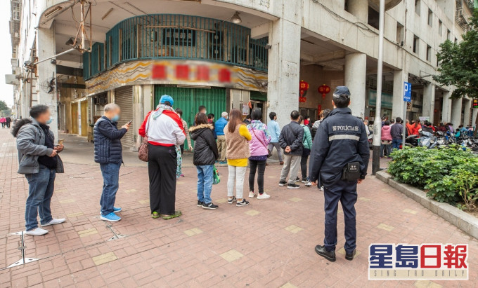 澳門市民之前排隊買口罩。澳門新聞局圖片
