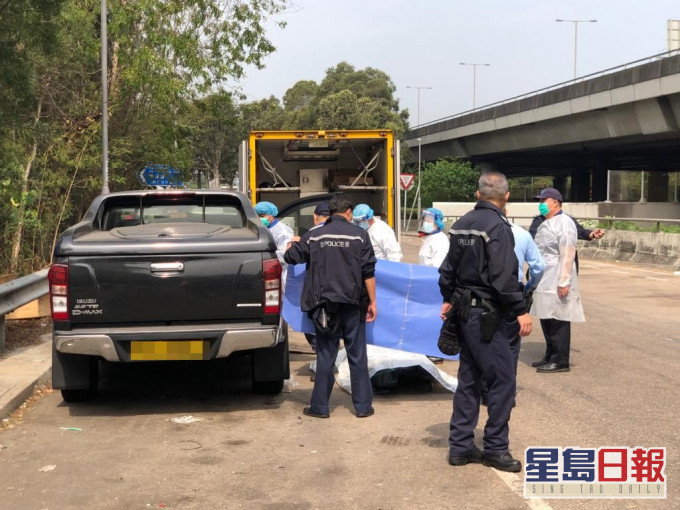 仵工到場將事主屍體移離車內。林思明攝
