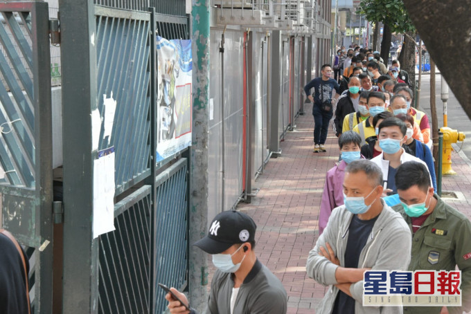 有工人為開工趕到檢測中心採樣。
