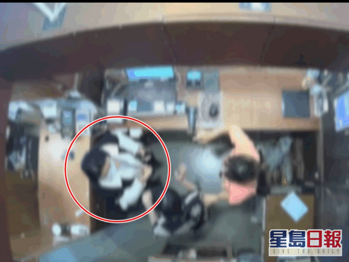 紅圈者是相雪秋跑回店內理論。影片截圖