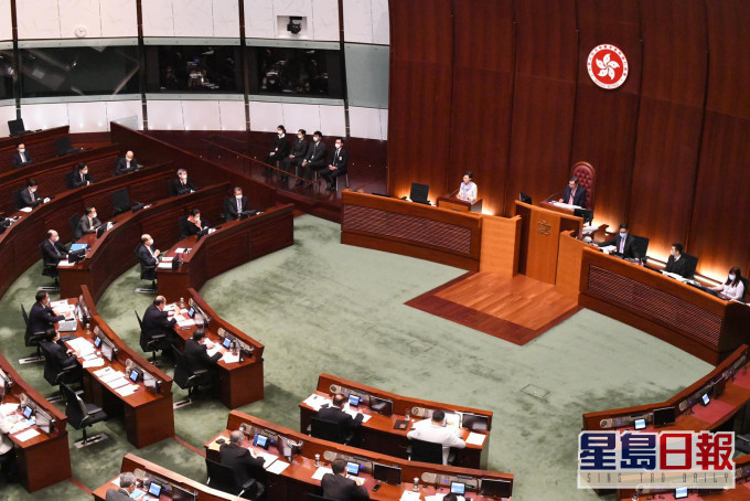 林鄭月娥指批准巴士加價是困難的決定,若不加價,最終基層市民也會受影響。